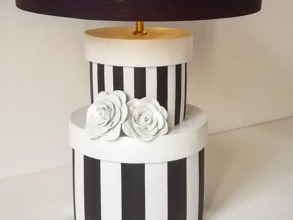 Cernobila pruhovana stolni lampa