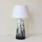 stribrna bila cerna stolni lampa