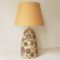 Květovaná stolní lampa
