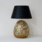 zlatá lampa černé stínidlo