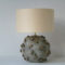 Šedá stolní lampa s kuličkami kulatá